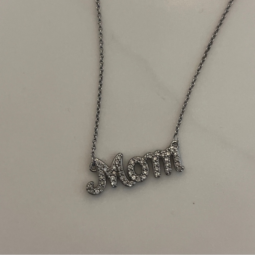 Diamond 'Mom' pendant necklace - Picture 4 of 5